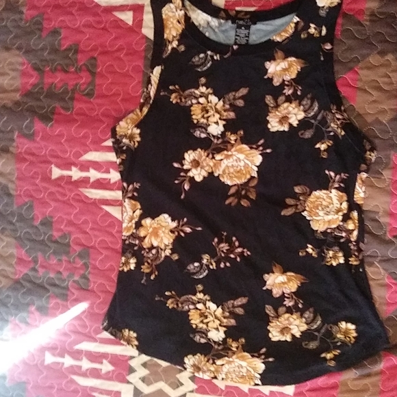Floral tank - Picture 2 of 4